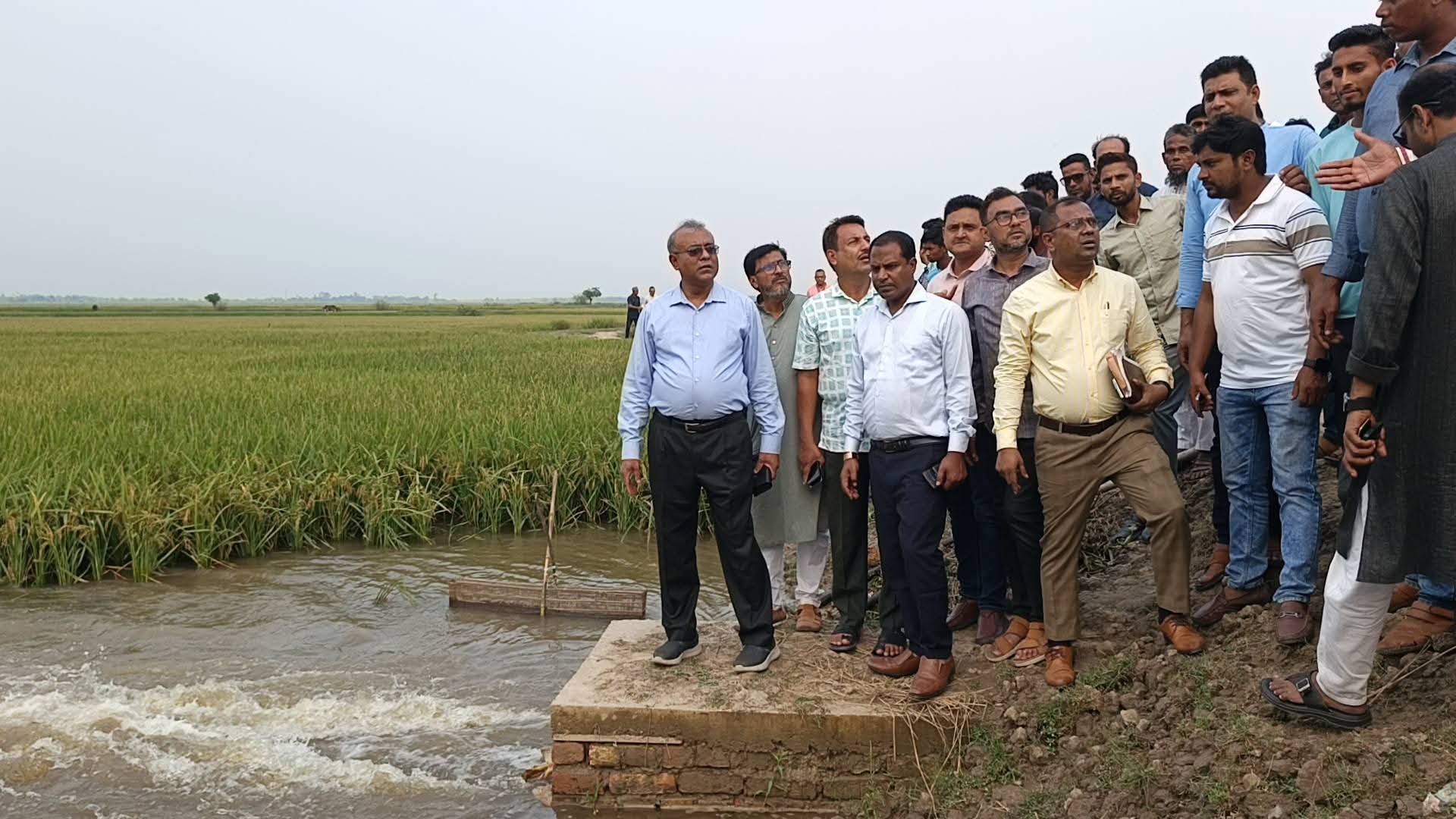 বারহাট্টায় জলাবদ্ধতা নিরসনে বাঁধ কেটে পানি নিষ্কাশন করলেন এমপি