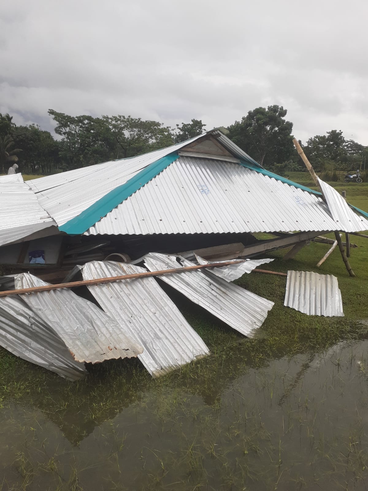 কালবৈশাখী ঝড়ে বনগাঁও ইবতেদায়ী মাদ্রাসার ঘর বিধ্বস্ত, পাঠদান বন্ধ