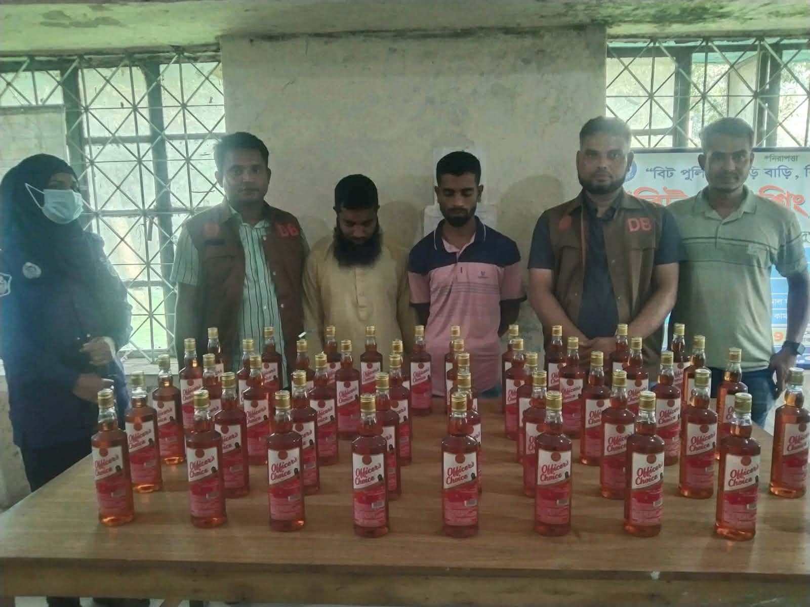 দুর্গাপুরে ডিবি পুলিশের অভিযানে ভারতীয় মদ উদ্ধার, আটক ২